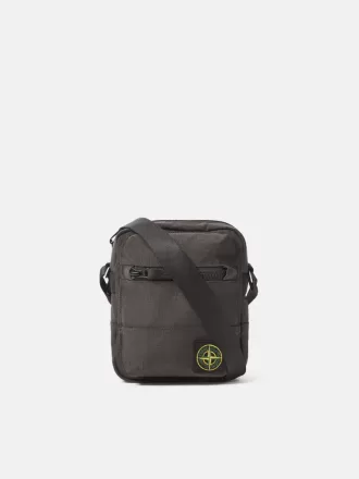 Beuteltasche mit mehreren Taschen und Reißverschluss oben.