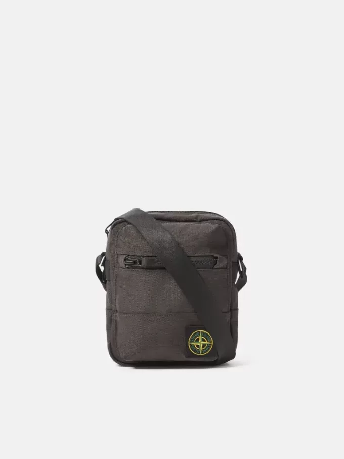 Beuteltasche mit mehreren Taschen und Reißverschluss oben.
