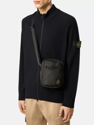 Beuteltasche mit mehreren Taschen und Reißverschluss oben.