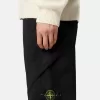 Cargohose in regulärer Passform mit schrägen Reißverschlusstaschen.