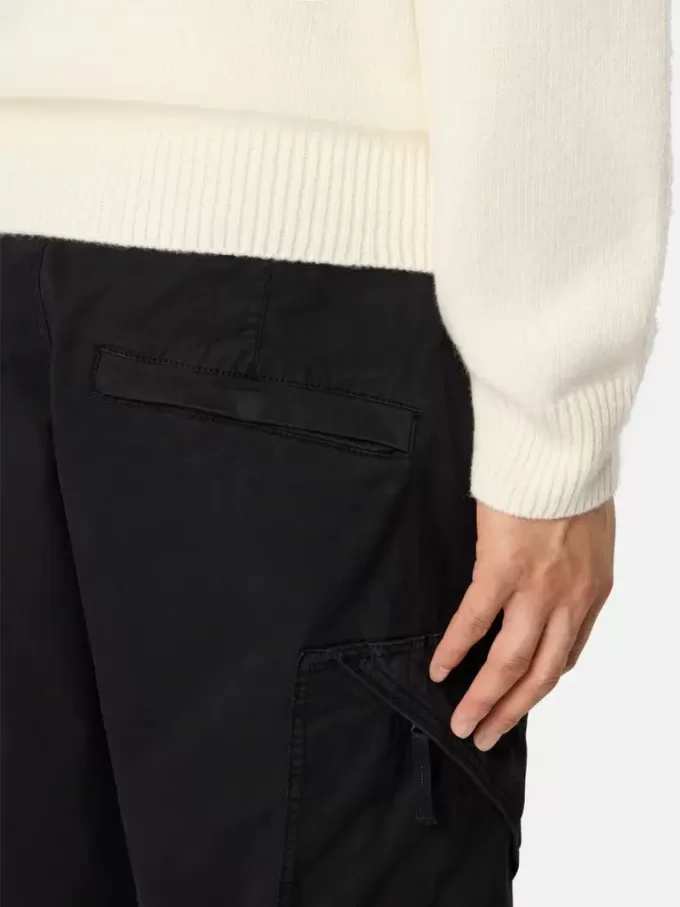 Cargohose in regulärer Passform mit schrägen Reißverschlusstaschen.