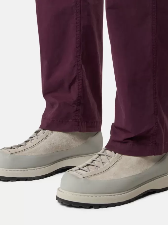 Cargohose in regulärer Passform mit schrägen Reißverschlusstaschen.