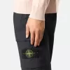 Cargohose mit normaler, konisch zulaufender Passform und Reißverschlusstaschen.