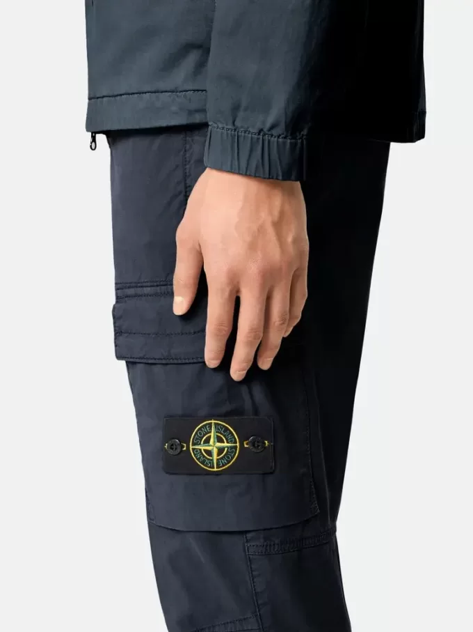 Cargohose mit normaler, konisch zulaufender Passform und Reißverschlusstaschen.