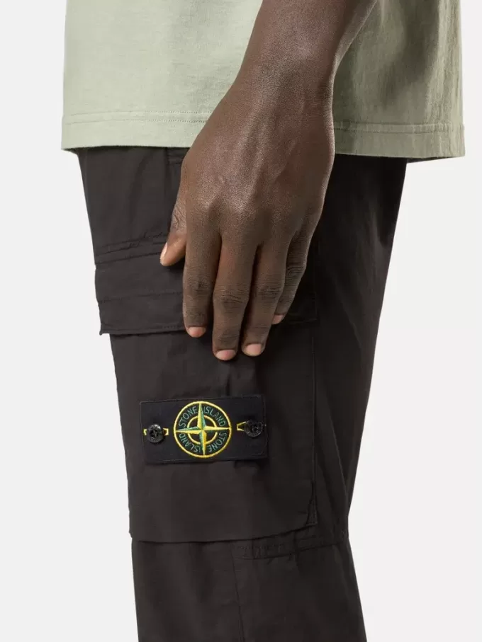 Cargohose mit normaler, konisch zulaufender Passform und Reißverschlusstaschen.