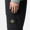 Cargohose mit normaler, konisch zulaufender Passform und Reißverschlusstaschen.