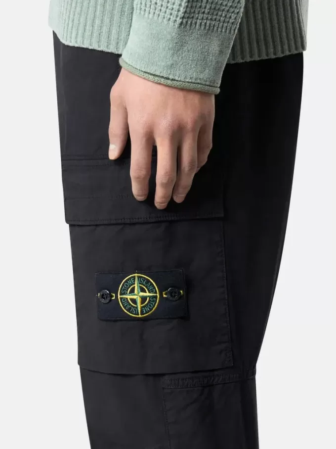 Cargohose mit normaler, konisch zulaufender Passform und Reißverschlusstaschen.