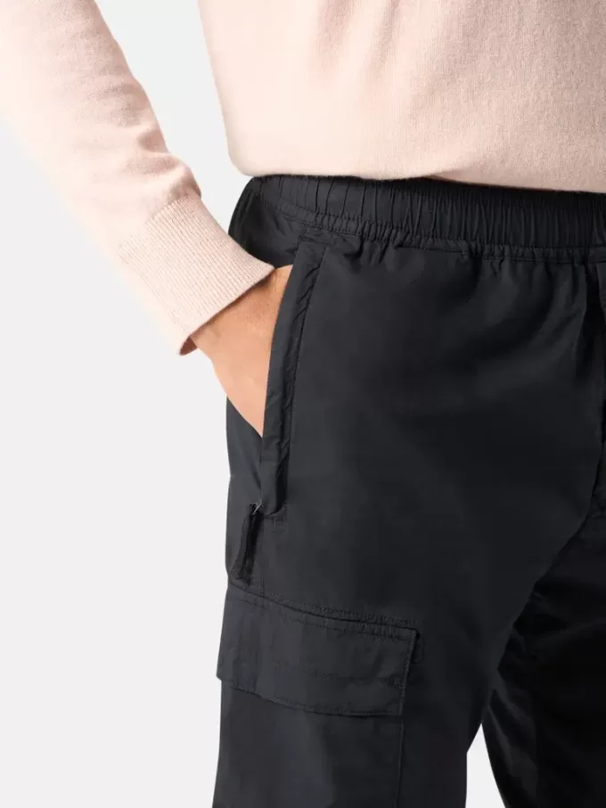 Cargohose mit normaler, konisch zulaufender Passform und Reißverschlusstaschen.