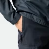Cargohose mit normaler, konisch zulaufender Passform und Reißverschlusstaschen.