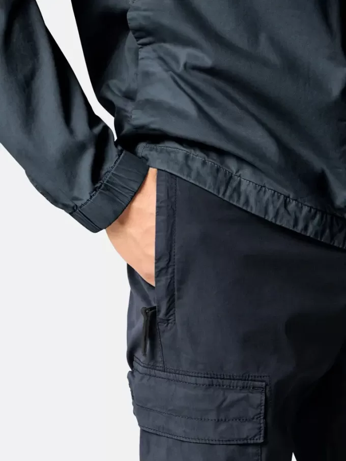 Cargohose mit normaler, konisch zulaufender Passform und Reißverschlusstaschen.