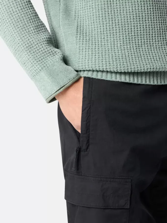 Cargohose mit normaler, konisch zulaufender Passform und Reißverschlusstaschen.