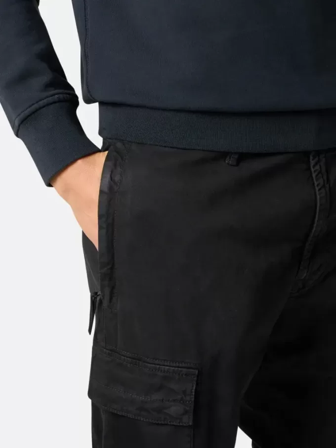 Cargohose mit normaler, konisch zulaufender Passform und Reißverschlusstaschen.