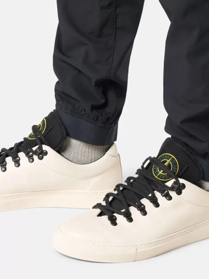 Cargohose mit normaler, konisch zulaufender Passform und Reißverschlusstaschen.