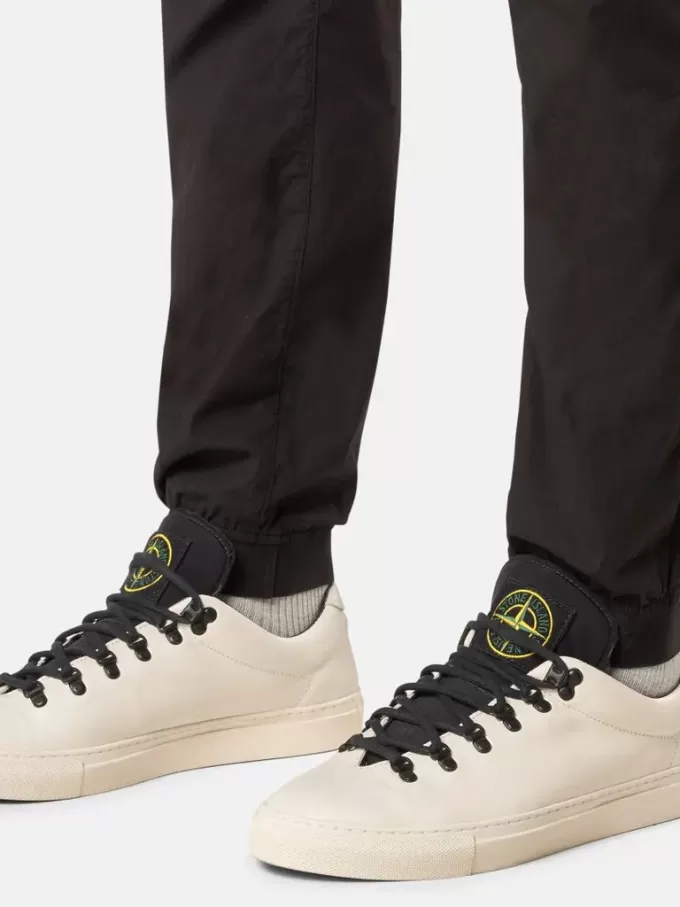 Cargohose mit normaler, konisch zulaufender Passform und Reißverschlusstaschen.