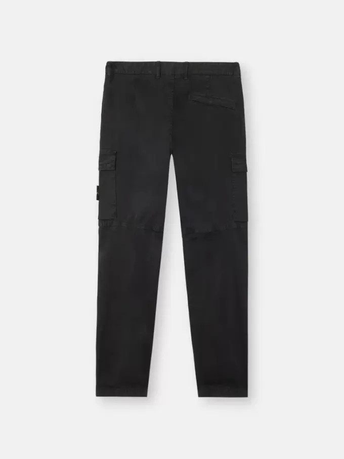 Cargohose mit normaler, konisch zulaufender Passform und Reißverschlusstaschen.
