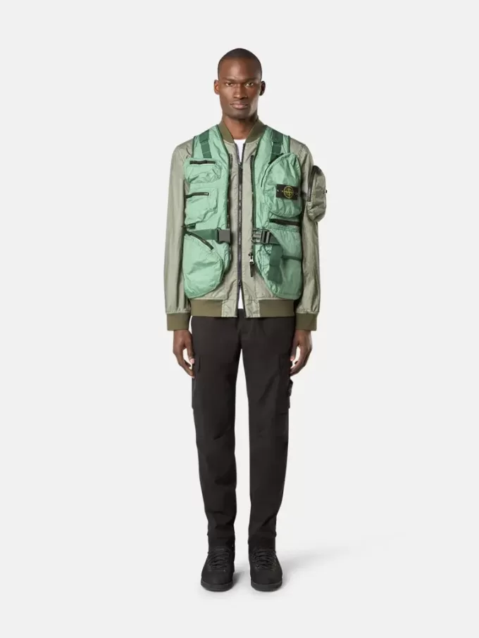 Cargohose mit normaler, konischer Passform und Reißverschlusstaschen.