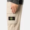 Cargohose mit normaler, konischer Passform und Reißverschlusstaschen.