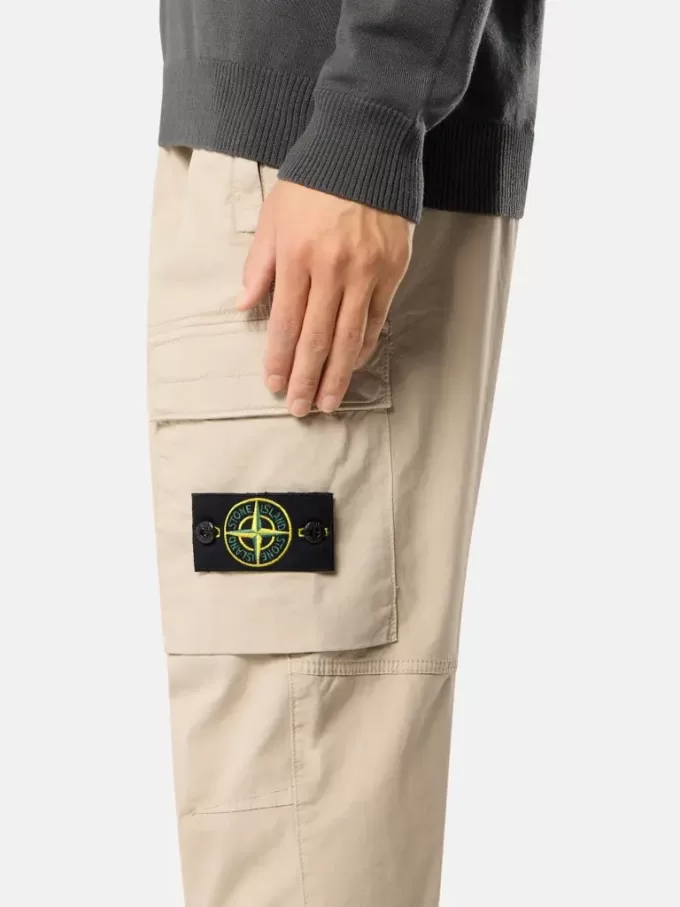 Cargohose mit normaler, konischer Passform und Reißverschlusstaschen.