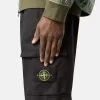 Cargohose mit normaler, konischer Passform und Reißverschlusstaschen.