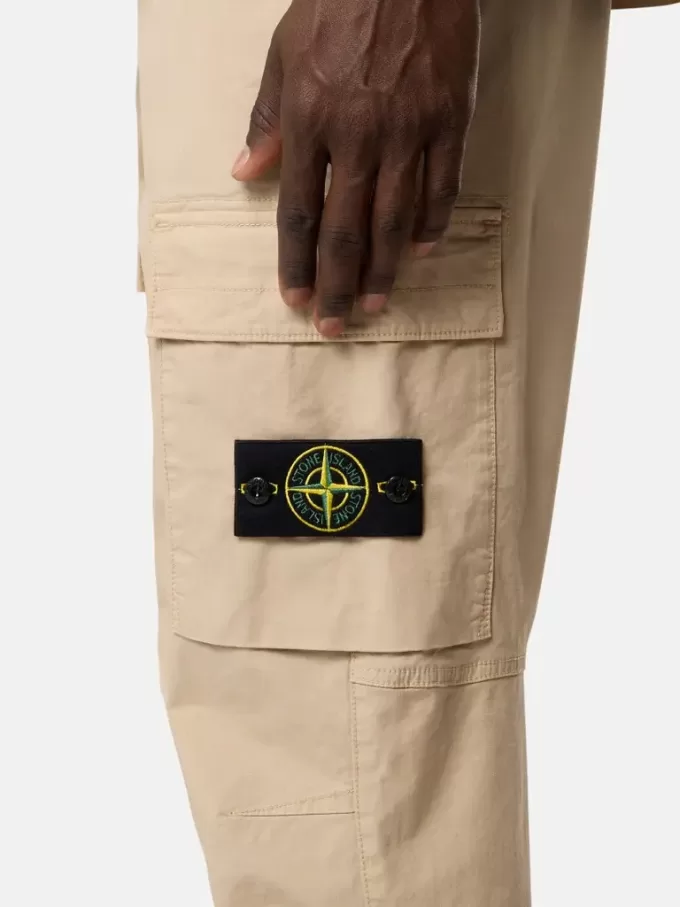 Cargohose mit normaler, konischer Passform und Reißverschlusstaschen.