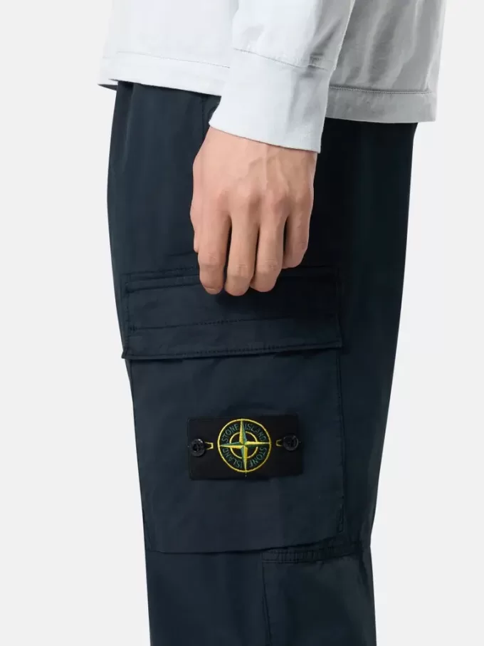 Cargohose mit normaler, konischer Passform und Reißverschlusstaschen.
