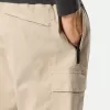 Cargohose mit normaler, konischer Passform und Reißverschlusstaschen.