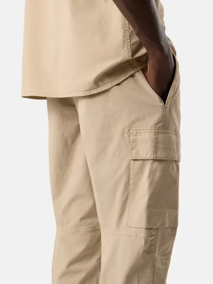 Cargohose mit normaler, konischer Passform und Reißverschlusstaschen.