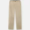 Chino-Hose in regulärer Passform mit Taschen und Compass-Aufnäher.