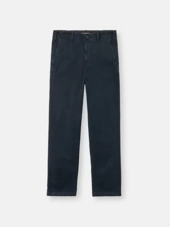 Chino-Hose in regulärer Passform mit Taschen und Compass-Aufnäher.