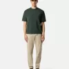 Chino-Hose in regulärer Passform mit Taschen und Compass-Aufnäher.