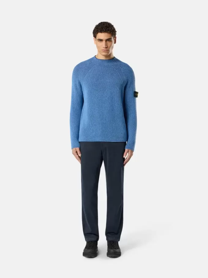 Chino-Hose in regulärer Passform mit Taschen und Compass-Aufnäher.