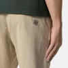 Chino-Hose in regulärer Passform mit Taschen und Compass-Aufnäher.