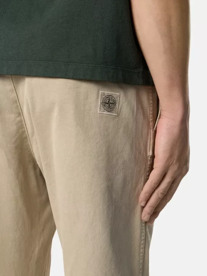 Chino-Hose in regulärer Passform mit Taschen und Compass-Aufnäher.