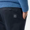 Chino-Hose in regulärer Passform mit Taschen und Compass-Aufnäher.