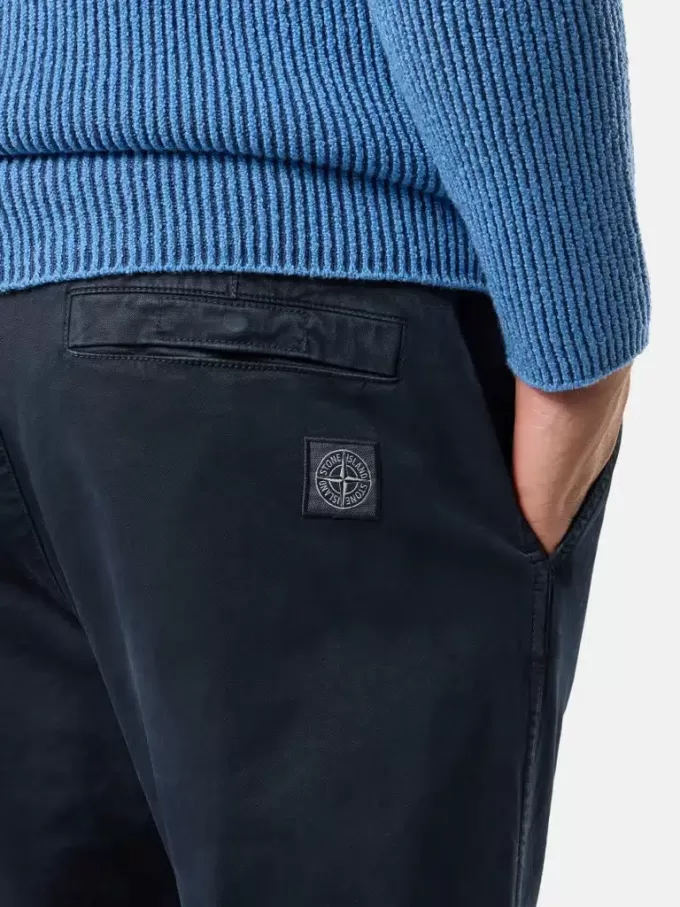 Chino-Hose in regulärer Passform mit Taschen und Compass-Aufnäher.