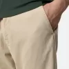 Chino-Hose in regulärer Passform mit Taschen und Compass-Aufnäher.