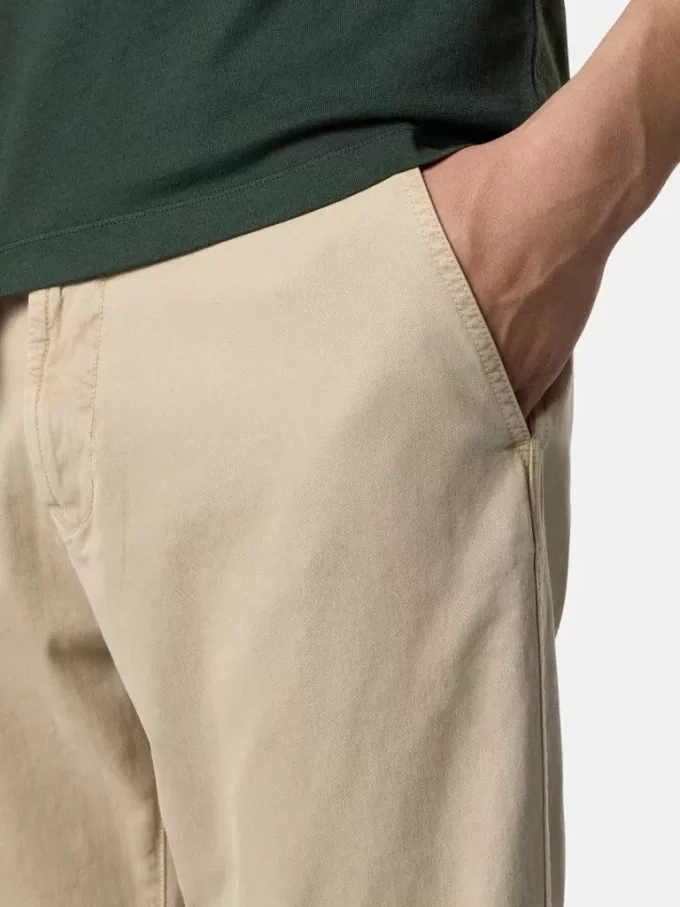 Chino-Hose in regulärer Passform mit Taschen und Compass-Aufnäher.