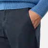 Chino-Hose in regulärer Passform mit Taschen und Compass-Aufnäher.