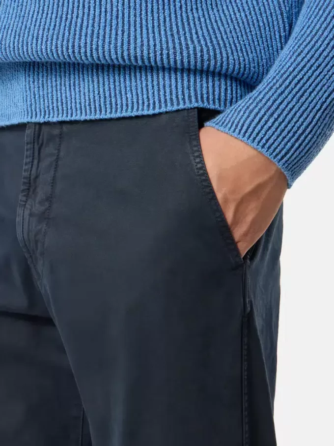 Chino-Hose in regulärer Passform mit Taschen und Compass-Aufnäher.