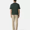 Chino-Hose in regulärer Passform mit Taschen und Compass-Aufnäher.
