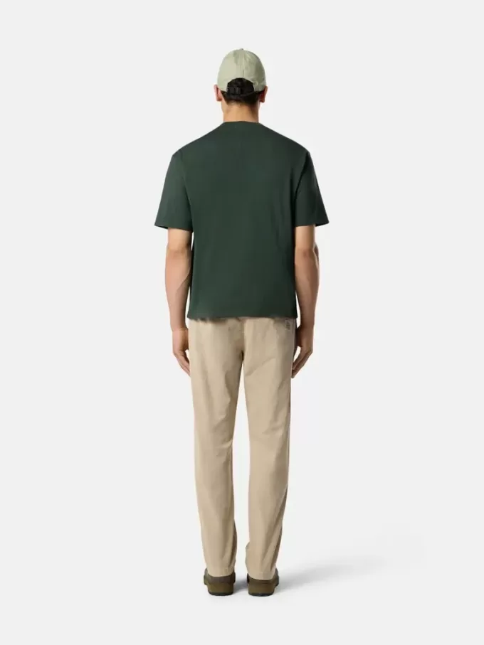 Chino-Hose in regulärer Passform mit Taschen und Compass-Aufnäher.