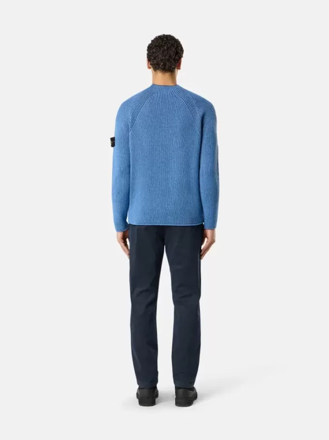 Chino-Hose in regulärer Passform mit Taschen und Compass-Aufnäher.