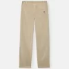 Chino-Hose in regulärer Passform mit Taschen und Compass-Aufnäher.
