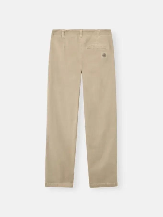 Chino-Hose in regulärer Passform mit Taschen und Compass-Aufnäher.