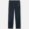 Chino-Hose in regulärer Passform mit Taschen und Compass-Aufnäher.
