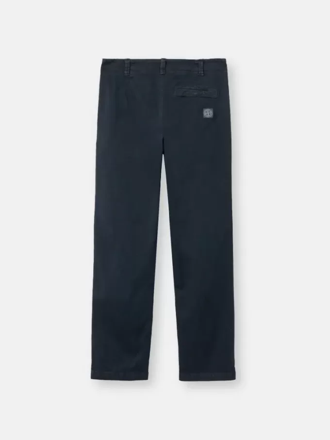 Chino-Hose in regulärer Passform mit Taschen und Compass-Aufnäher.