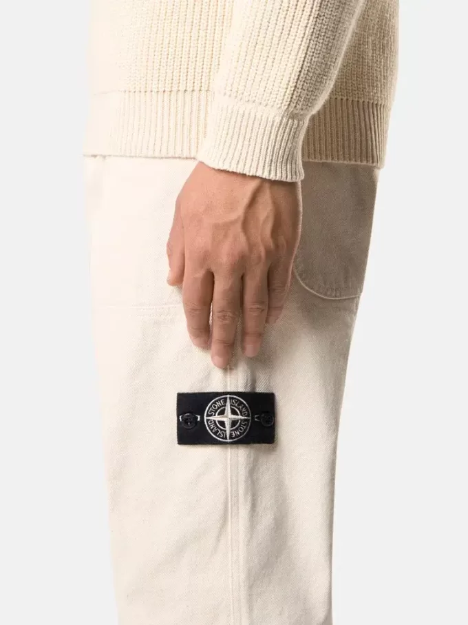 Chino-Hose mit lockerer Passform und elastischem Bund.