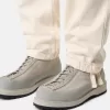 Chino-Hose mit lockerer Passform und elastischem Bund.