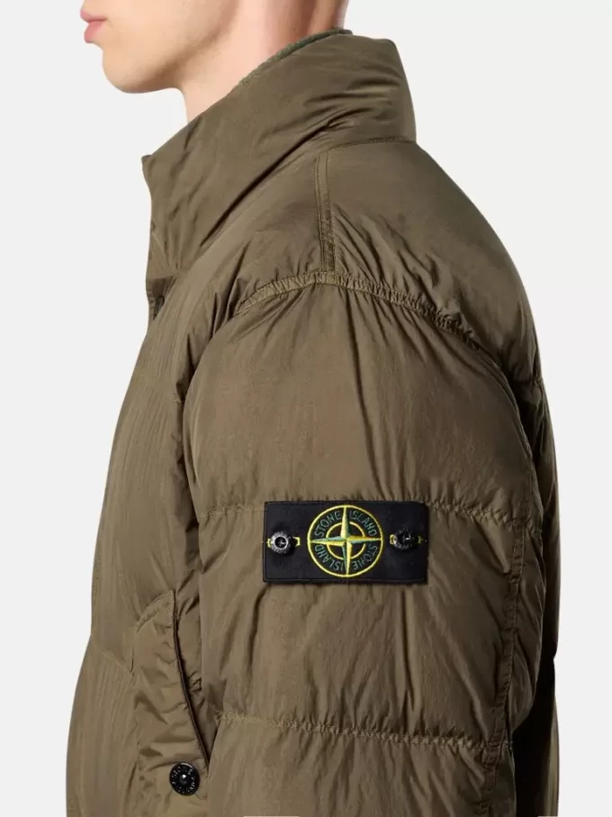 Daunenjacke mit Windschutz