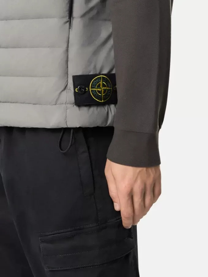 Daunenweste mit nahtlosen Federtunneln und Anti-Drop-Ausrüstung.